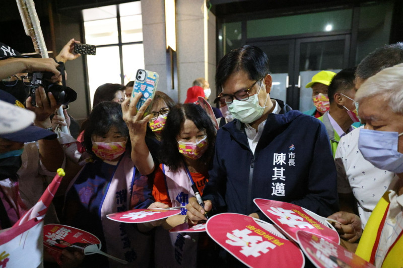 陳其邁被包圍取簽名，展現超人氣。   圖：陳其邁競辦提供