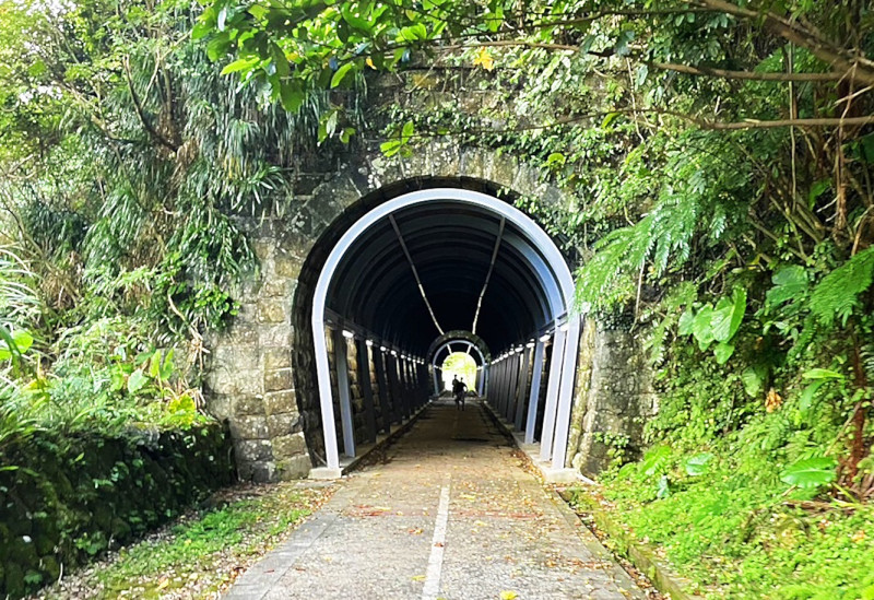 隧道口的石砌拱圈，與周圍豐富自然生態相應更顯樸實簡雅。   圖：新北市觀旅局提供
