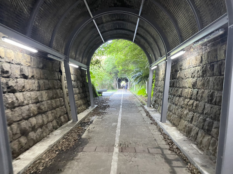 百年隧道變身「自行車道」，增設照明並保留它的原貌。   圖：新北市觀旅局提供