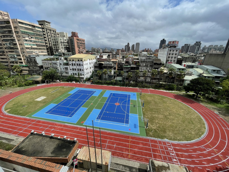 「新北市三重區正義國小透水保水工程」翻新校園操場跑道完工。   圖：新北市水利局提供