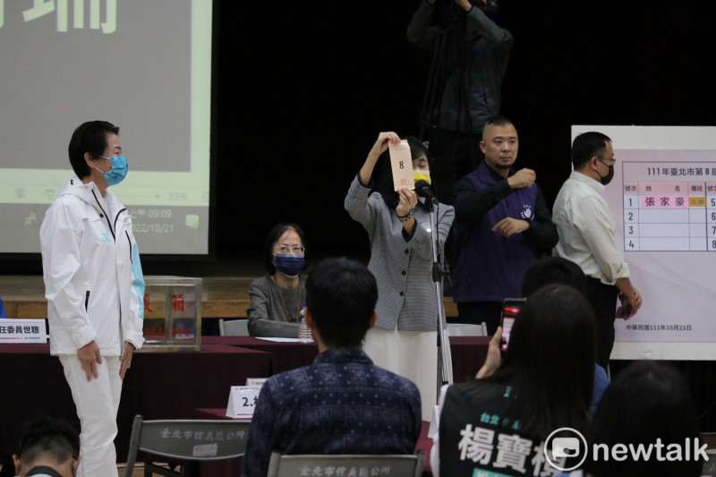 無黨籍台北市長候選人黃珊珊抽選舉號次8號。   圖：周煊惠 / 攝