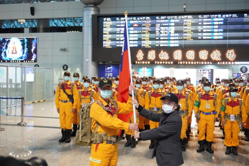 未來除可專機直接抵達受災地，同時能運輸105位以上的搜救人員、4組以上的搜救犬，以及10噸以上的裝備器材，有效縮短交通時間，快速抵達受災國進行人道救援。圖為去年消防署包機演練照片。   圖：內政部提供