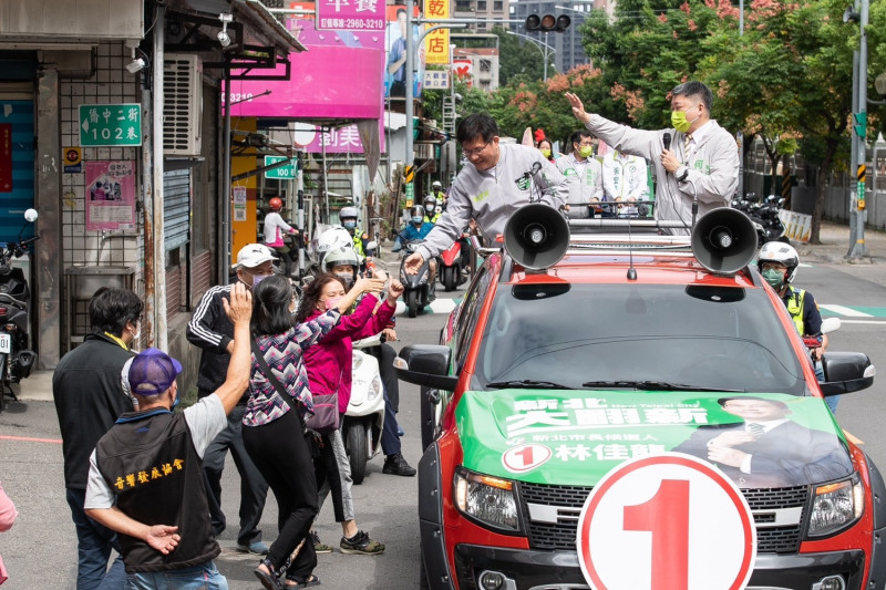 林佳龍首度車隊掃街，沿路受到支持者歡迎高喊加油、凍蒜。   圖：林佳龍競辦／提供