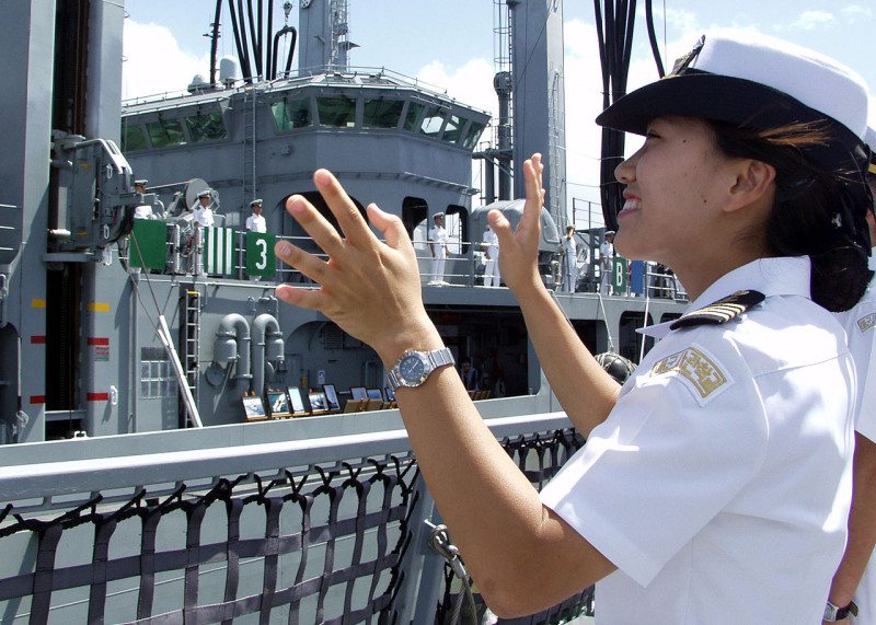 南韓因應少子化，傳將縮編艦隊規模，新增以無人機艦為主的「海洋無人戰鬥力司令部」。圖為2006年南韓海軍官校女學生向同行友艦揮手致意照片。   圖：翻攝維基百科/公有領域