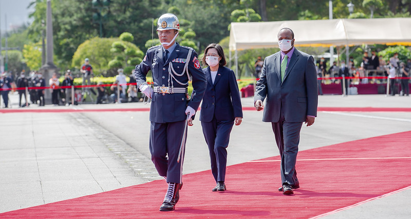 去年10月，蔡英文總統主持軍禮歡迎史瓦帝尼王國國王恩史瓦帝三世暨王妃瑪希娃瑪。   圖：總統府提供(資料照)