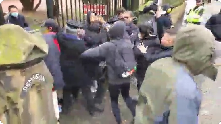 發生在英國時間16日下午的中國在駐英國曼徹斯特總領事館把示威者拖進館內毆打事件。   圖：@frances_hui推特截圖