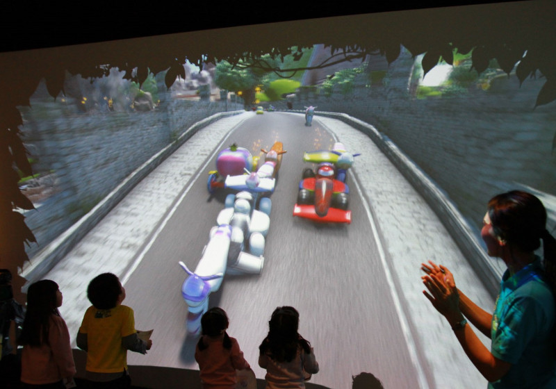次世代主題樂園「Little Planet DiverCity Tokyo Plaza」，小朋友能看到自己所設計的賽車顯示於大螢幕上。   圖：ⒸPLACEHOLDER, INC./提供