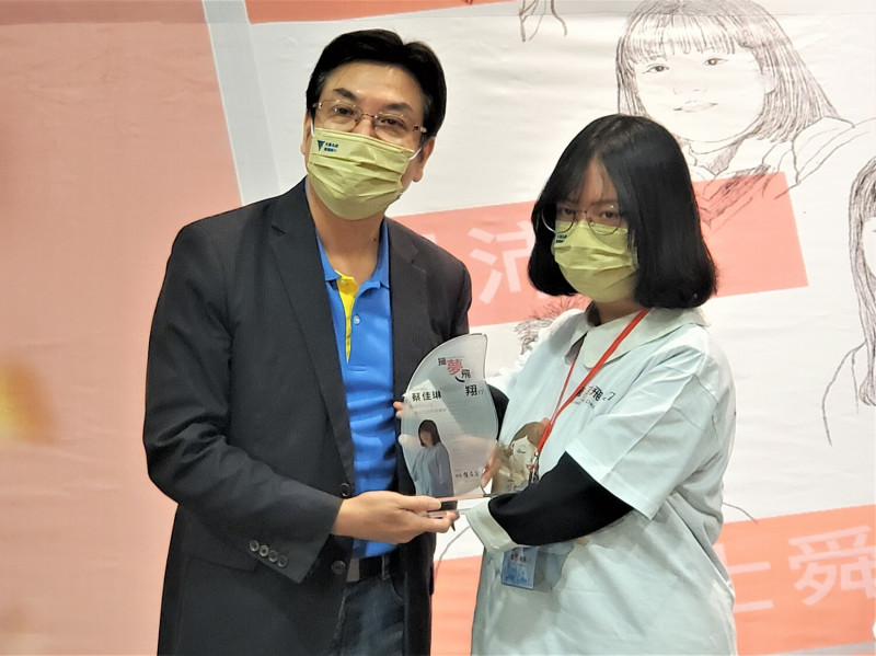劉和然（左）致贈獎牌予復興商工蔡佳琳（右）。   圖：新北市教育局提供