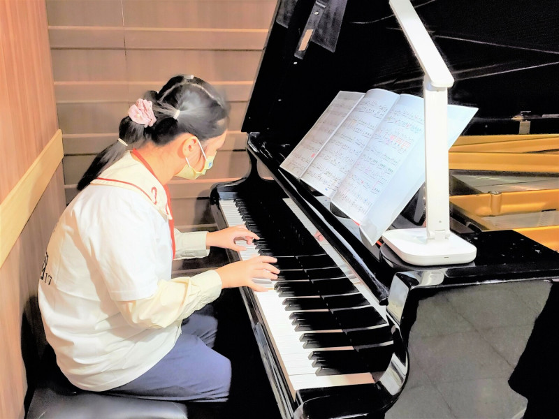 生命勇士-信義國小陳怡蓁精采的鋼琴演奏。   圖：新北市教育局提供