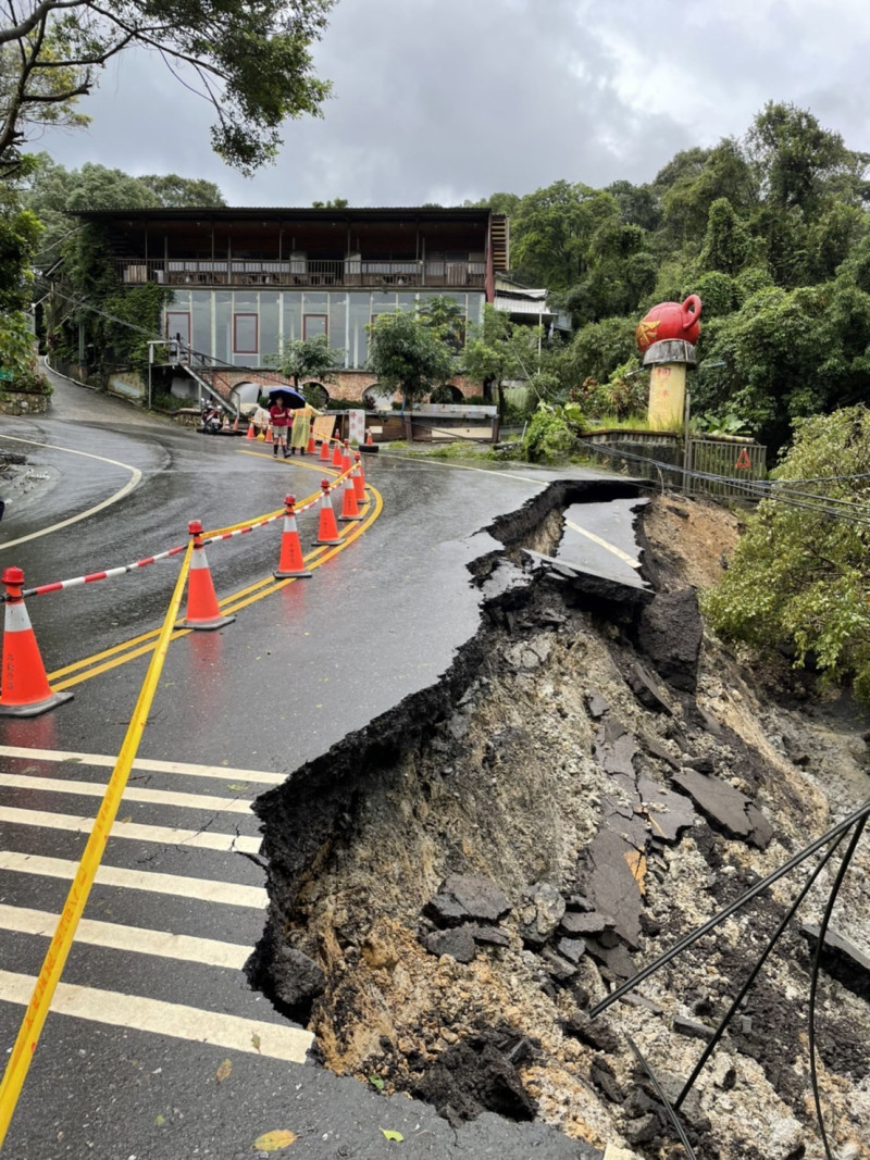 汐止汐萬路三段306號前，受到尼莎颱風外圍環流及東北季風共伴效應影響，挾帶大量豪雨入滲造成道路路基毀損，掏空長度約30米、寬4米、深度約15米，總面積大約120平方公尺。   圖：新北市工務局提供