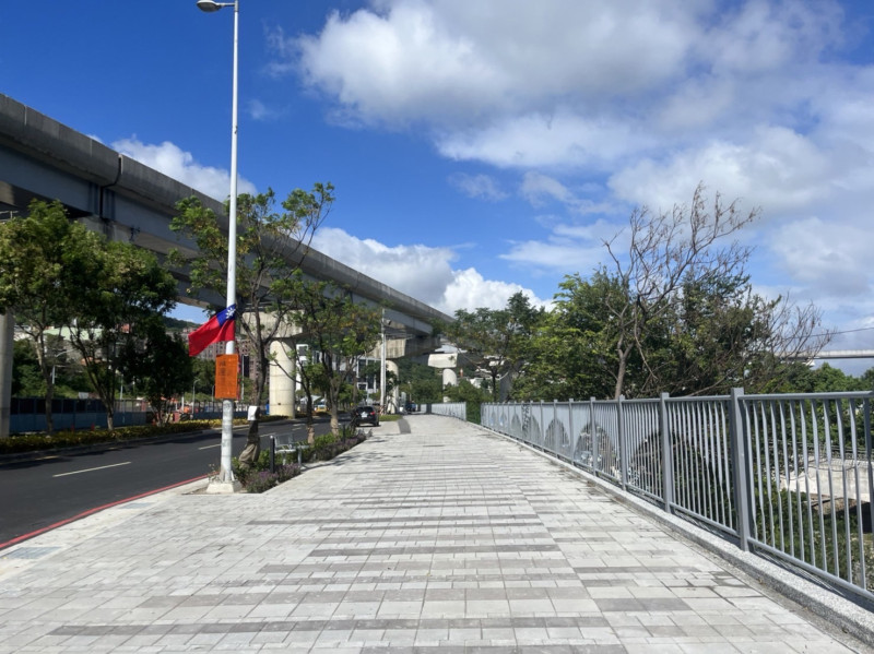 館前路藝術大道改善後，使民眾有平整舒暢的人行徒步空間，增加鶯歌火車站及捷運三鶯線連通性。   圖：新北市工務局提供