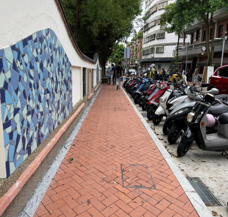 陶瓷老街人行道改善後，通行空間增大，養工處也將設施減併，並把機車停車移至路側，使通行環境更加友善。   圖：新北市工務局提供