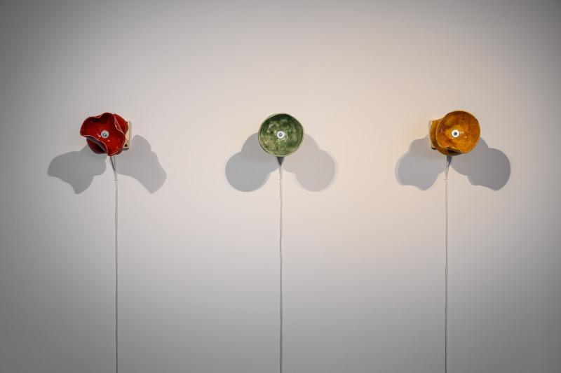 瑞士陶藝家Julian Vogel《陶瓷系列#9》，以陶瓷製成的扯鈴串接展現當代技藝、舞蹈、表演與雕塑的跨域藝術。   圖：鶯歌陶瓷博物館提供