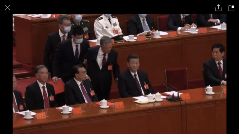 中共前領導人胡錦濤在二十大閉幕式上「被離席」。   圖:翻攝自王定宇臉書
