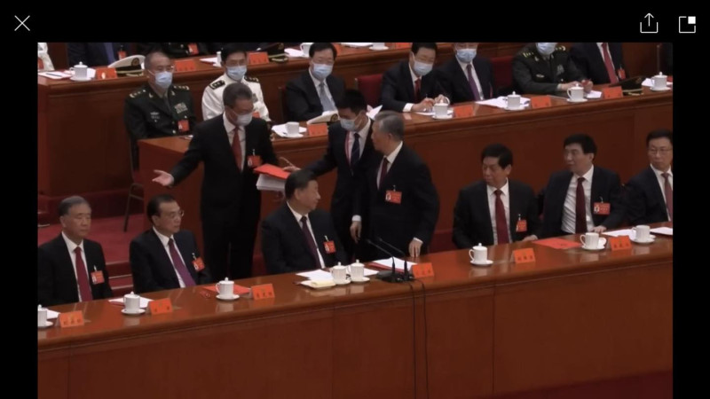 中共前領導人胡錦濤在二十大閉幕式上「被離席」，臨走前還拍了習近平和李克強肩膀。   圖:翻攝自王定宇臉書
