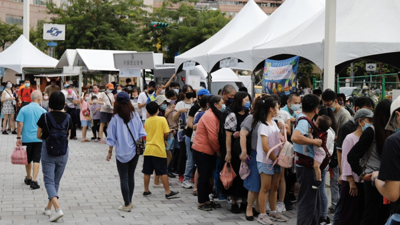 此次活動搶先讓市民體驗廣場空間舒適性，府中廣場市集首次結合不同單位共同舉辦廣場活動，市集於今日下午兩點開始，民眾熱情參與體驗活動。   圖：新北市工務局提供