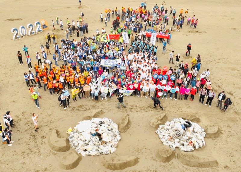 今(22)日秋季淨灘共淨出1122公斤垃圾與25公斤資源回收物，大家一起把清出的海廢拼成雙海龜圖形以呈現淨灘成果。   圖：新北市環保局提供