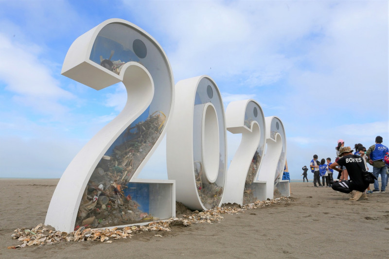以大型環保撲滿概念設計「2022海灘新淨界」裝置藝術，讓淨灘民眾集中小型海廢。   圖：新北市環保局提供
