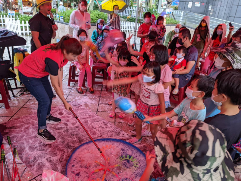 張嘉玲舉辦草地泡泡派對，有大型泡泡秀。   圖：張嘉玲選辦提供