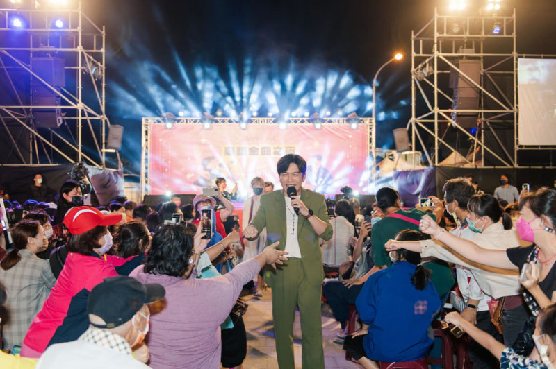新竹市政府22日晚間於香山天后宮舉辦「2022新竹市台語金曲之夜」，邀多位歌手輪番獻唱經典台語歌曲。   圖/新竹市政府提供