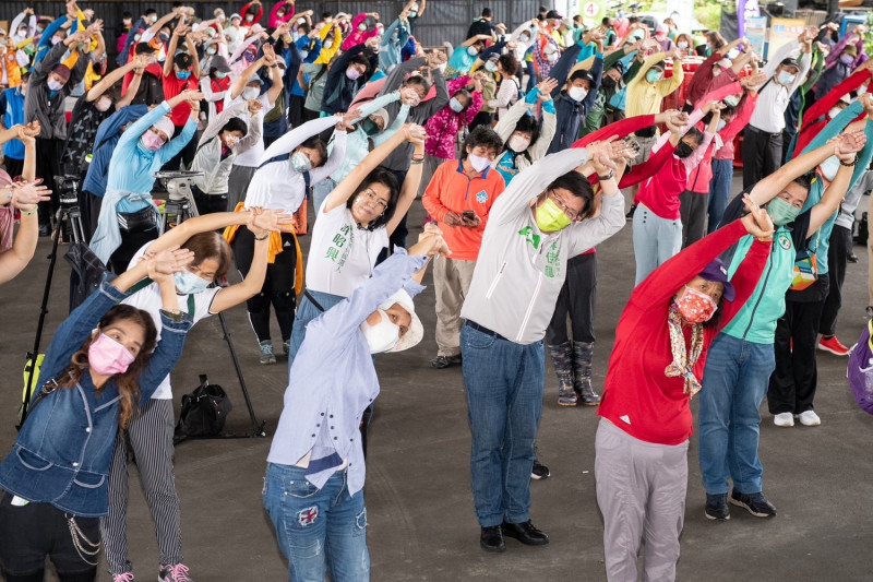 林佳龍今天一大早赴永和出席「第50屆永和人人健行活動」，與民眾一起作體操。   圖：林佳龍競辦提供