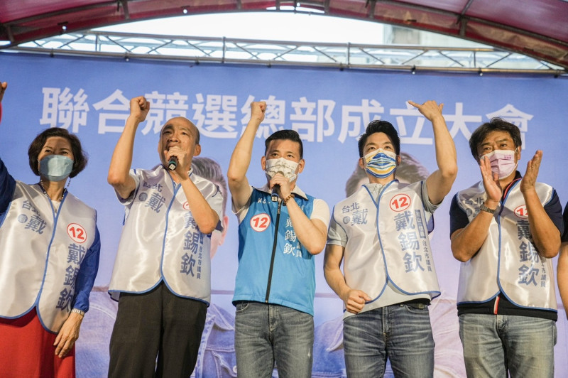 前高雄市長韓國瑜（左2）今幫國民黨台北市議員戴錫欽（中）、國民黨台北市長候選人蔣萬安（右2）站台。   圖：蔣萬安競選團隊 / 提供