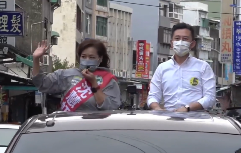 民進黨新竹市長參選人沈慧虹在前新竹市長林智堅陪同下，展開光榮車隊掃街。   圖:翻攝自沈慧虹臉書