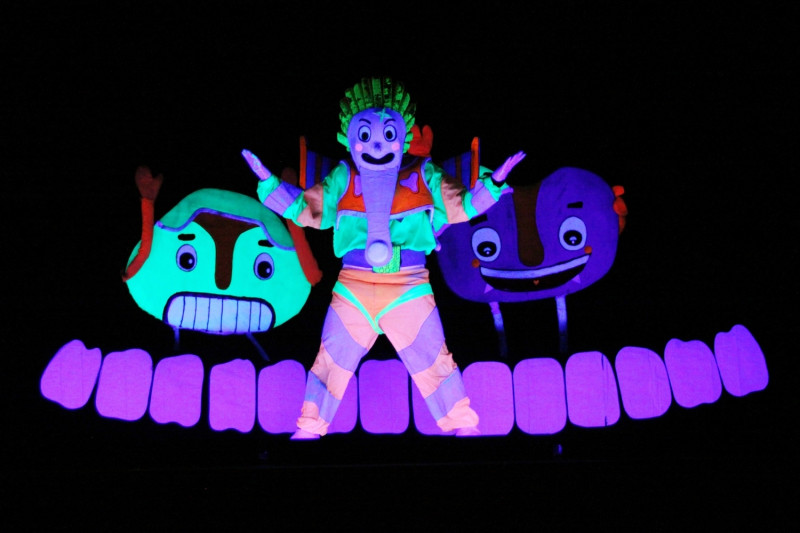 新莊區公所主辦「2022新莊兒童藝術季」於光華國小操場演出黑光幻妙劇《牙刷超人》。   圖：新莊區公所提供