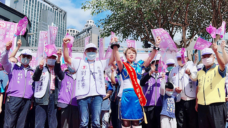 新北市板橋區2號候選人劉美芳，22日於板橋區介壽公園舉辦「愛與關懷」競選總部成立大會，包括侯友宜市長，以及政商界諸多貴賓，與多達53組後援會到場加油。   圖：劉美芳辦公室提供