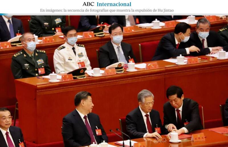胡錦濤想翻開眼前的紅色文件夾被栗戰書阻止。   圖：翻攝ABC網站