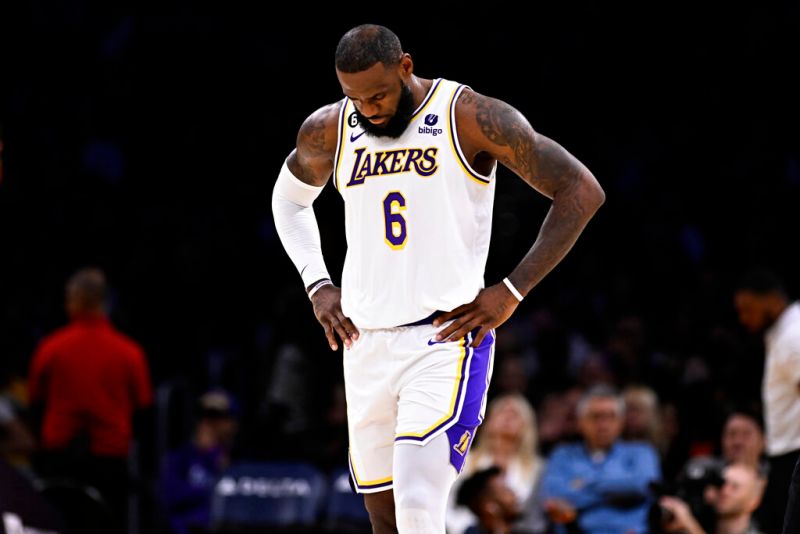 湖人「詹皇」LeBron James輸球後十分沮喪。   圖／美聯社／達志影像