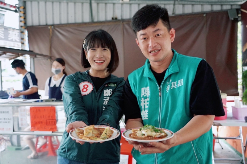 陳柏惟(右)與鄭孟洳吃播。   圖：趙天麟服務處/提供