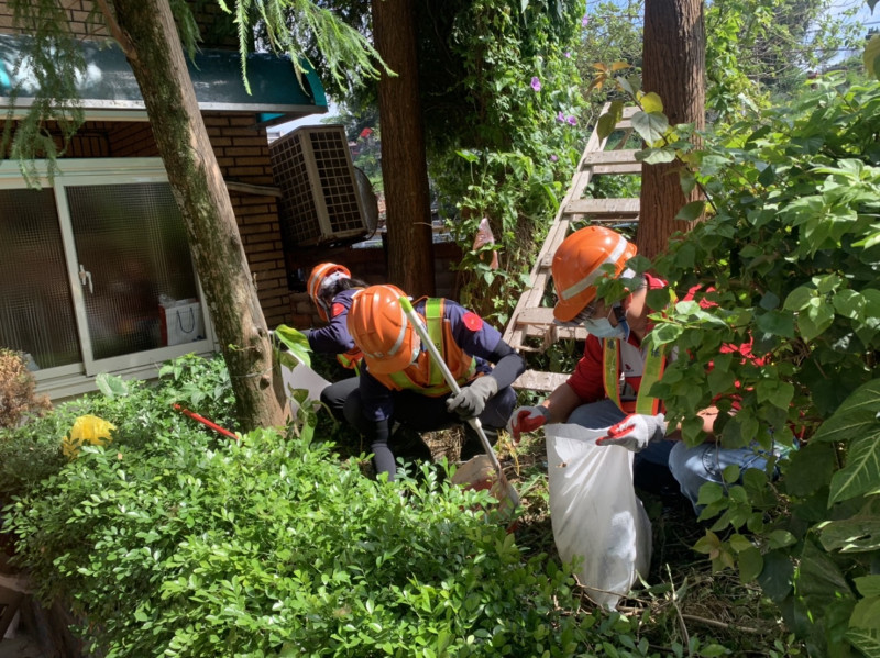 基於安全性考量，清潔隊員以高空作業車搭配人力割除的方式，將窗框上具危險性的玻璃清除，確保民眾安全。   圖：新北市環保局/提供