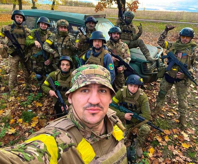 一隊烏克蘭士兵在一處原野合照，並在照片說明中提及距離赫松市不遠了。   圖：翻攝推特