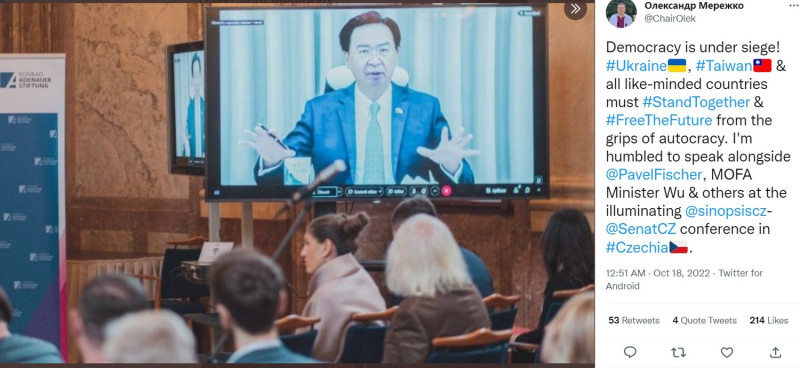 我外交部長吳釗燮（螢幕中）視訊參加捷克研討會，烏克蘭國會友台小組主席梅列日科發推文，點名要聯手台灣對抗獨裁。   圖：翻攝自