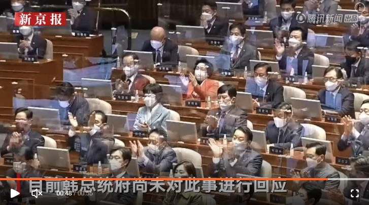 韓國總統尹錫悅在國會演說，遭在野黨抵制，只剩執政黨議員在場鼓掌。   圖 : 翻攝自騰訊新聞