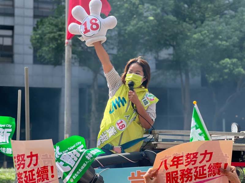 黃淑君抽到18號，主張八年努力服務延續，民主前進挺18歲公民權。   圖：黃淑君辦公室提供