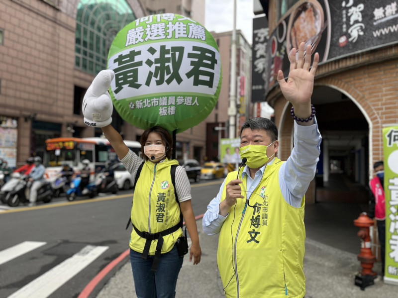 黃淑君接棒參選，何博文議員陪同拜票。   圖：黃淑君辦公室提供