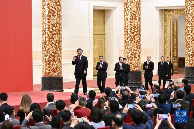中共黨中央記者會，中共總書記習近平走在前頭。   圖：翻攝自新華社（資料照）