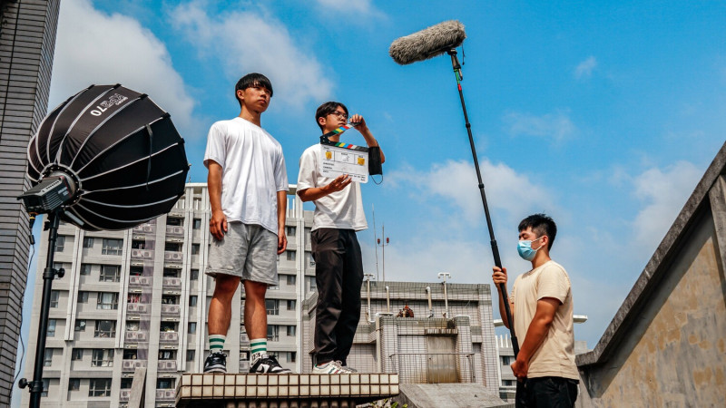 醒吾科大新媒系學生賴澤逸（左起）、洪啟璟、陳俊廷，在〈愛存在〉現場拍攝畫面。   圖：醒吾科大提供