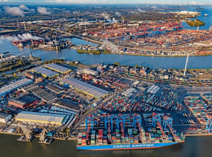 德國政府批准漢堡港 Tollerort 貨櫃碼頭向中遠海運集團出售股份，但股份由先前的 35% 變成了 24.9%。   圖 : 翻攝自中媒《軍事評論》