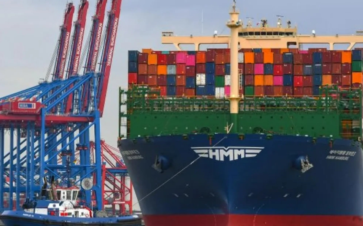 貨櫃船停靠在德國漢堡碼頭準備卸貨。   圖 : 翻攝自中媒《軍事評論》