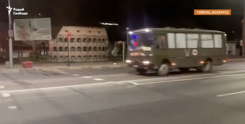 俄軍醫療卡車駛入白俄市區。   圖：翻攝自推特影片