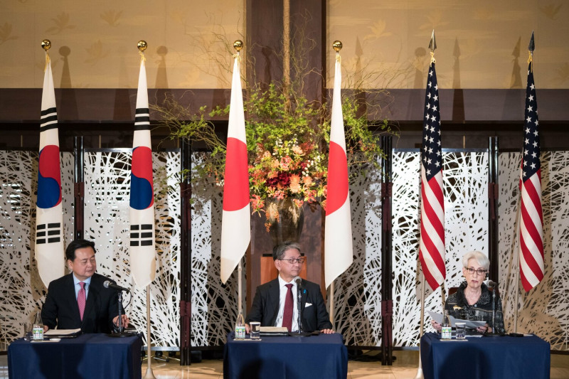 美國、日本及韓國外交次長會談今( 26 日)在日本登場，美國副國務卿謝爾曼（Wendy Sherman 右）、日本外務事務次官森健良(中)、南韓外交部第一次官趙賢東(左)進行會面。   圖:翻攝自推特Wendy R. Sherman @DeputySecState