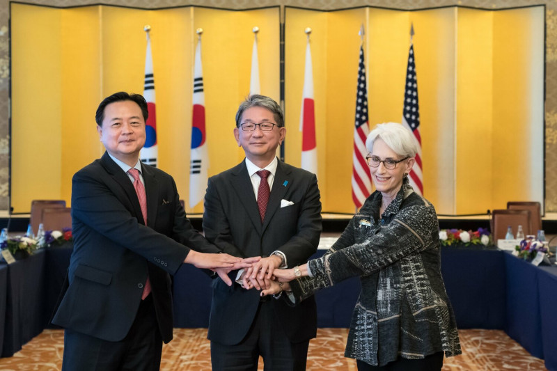 美國、日本及韓國外交次長會談26日在日本登場，美國副國務卿謝爾曼（Wendy Sherman 右）、日本外務事務次官森健良(中)、南韓外交部第一次官趙賢東(左)   圖:翻攝自推特Wendy R. Sherman @DeputySecState