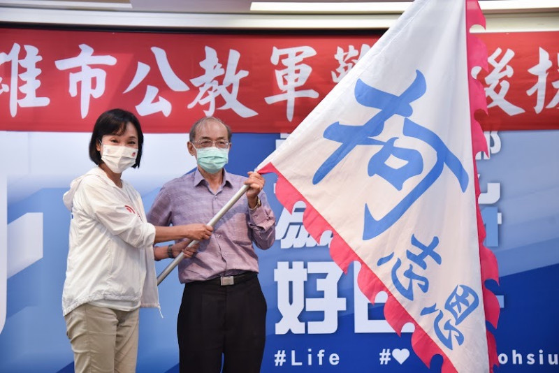 柯志恩(左)授旗給洪東煒。   圖：柯志恩競辦提供