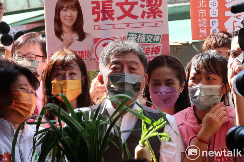 民進黨台北市長候選人陳時中27日到信義區吳興市場掃街拜票。   圖：林朝億/攝