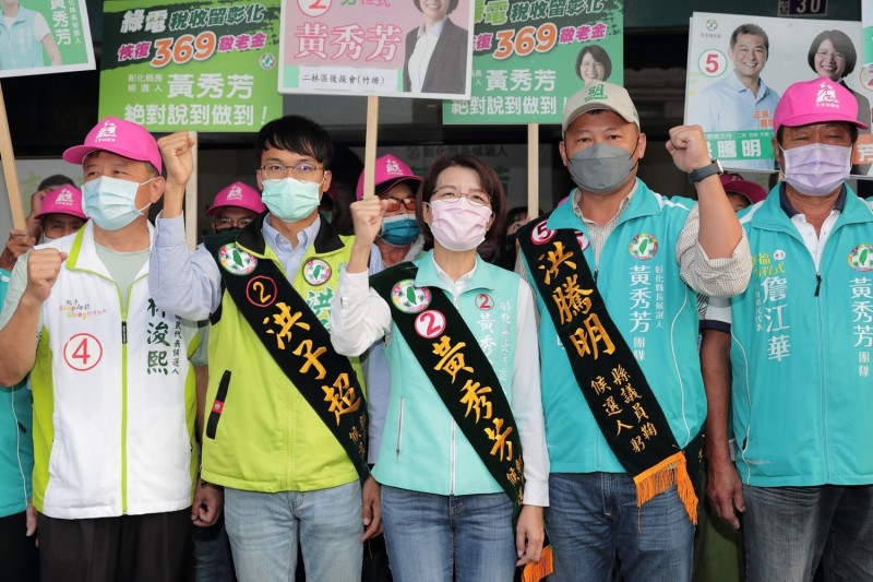 黃秀芳由多位同黨籍候選人陪同拜票。   黃秀芳競選總部/提供