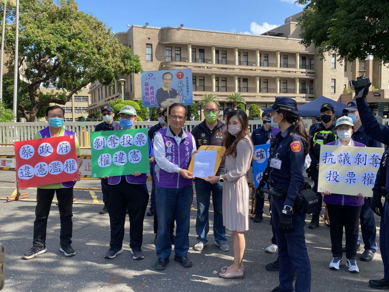 台灣維新黨台北市長候選人蘇煥智今（27）日前往行政院，針對確診者投票日當天無法行使投票權一事表達嚴正抗議。   圖：台灣維新提供