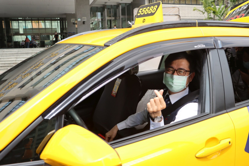 陳其邁宣傳「好孕專車」政策時，首度化身為計程車運將。   圖：陳其邁競總提供